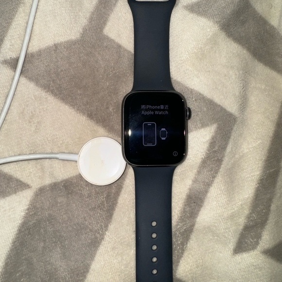 Black Apple SE watch , worn twice - Picture 1 of 8